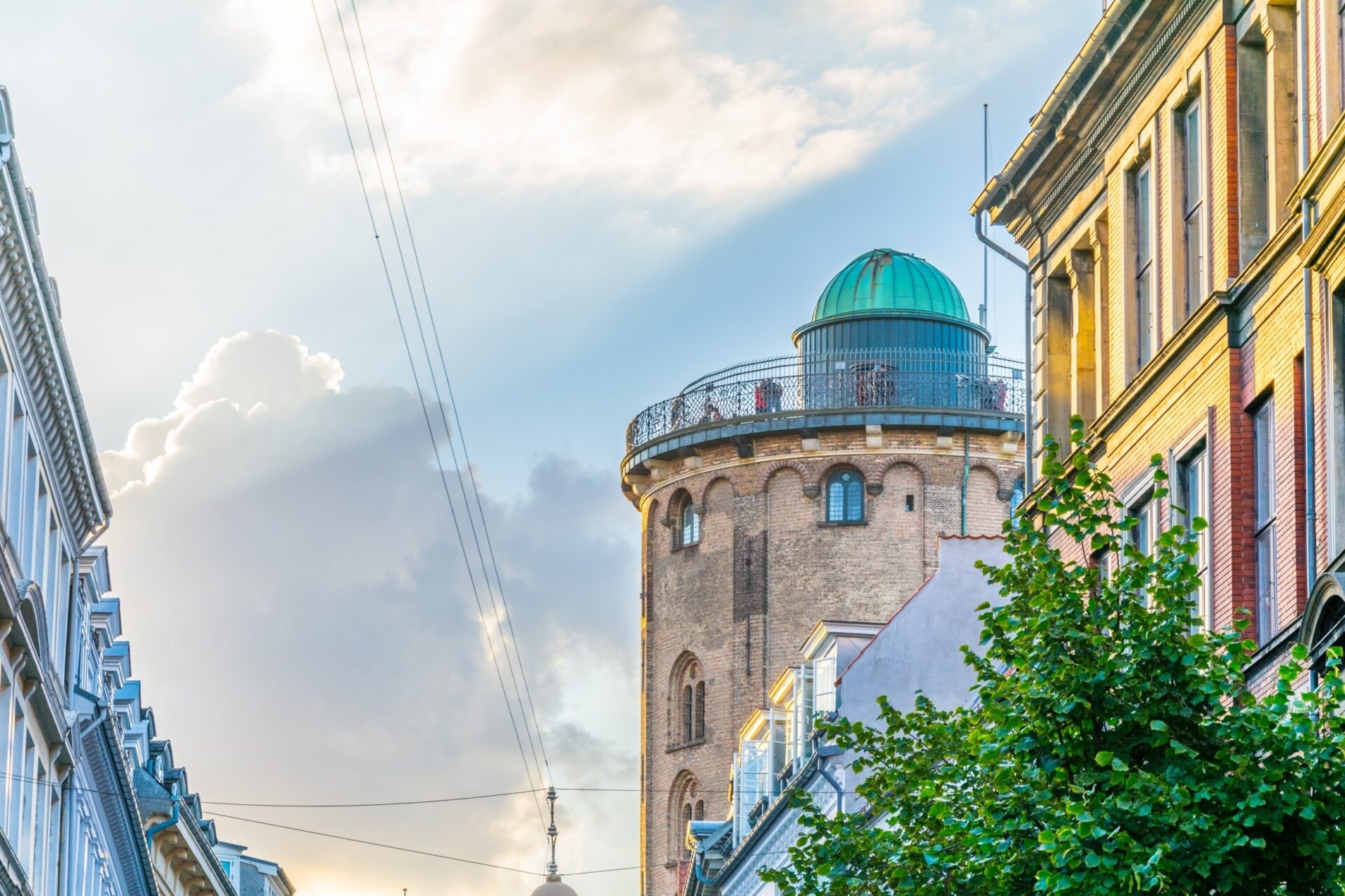 Věž Rundetaarn v historickém centru Kodaně