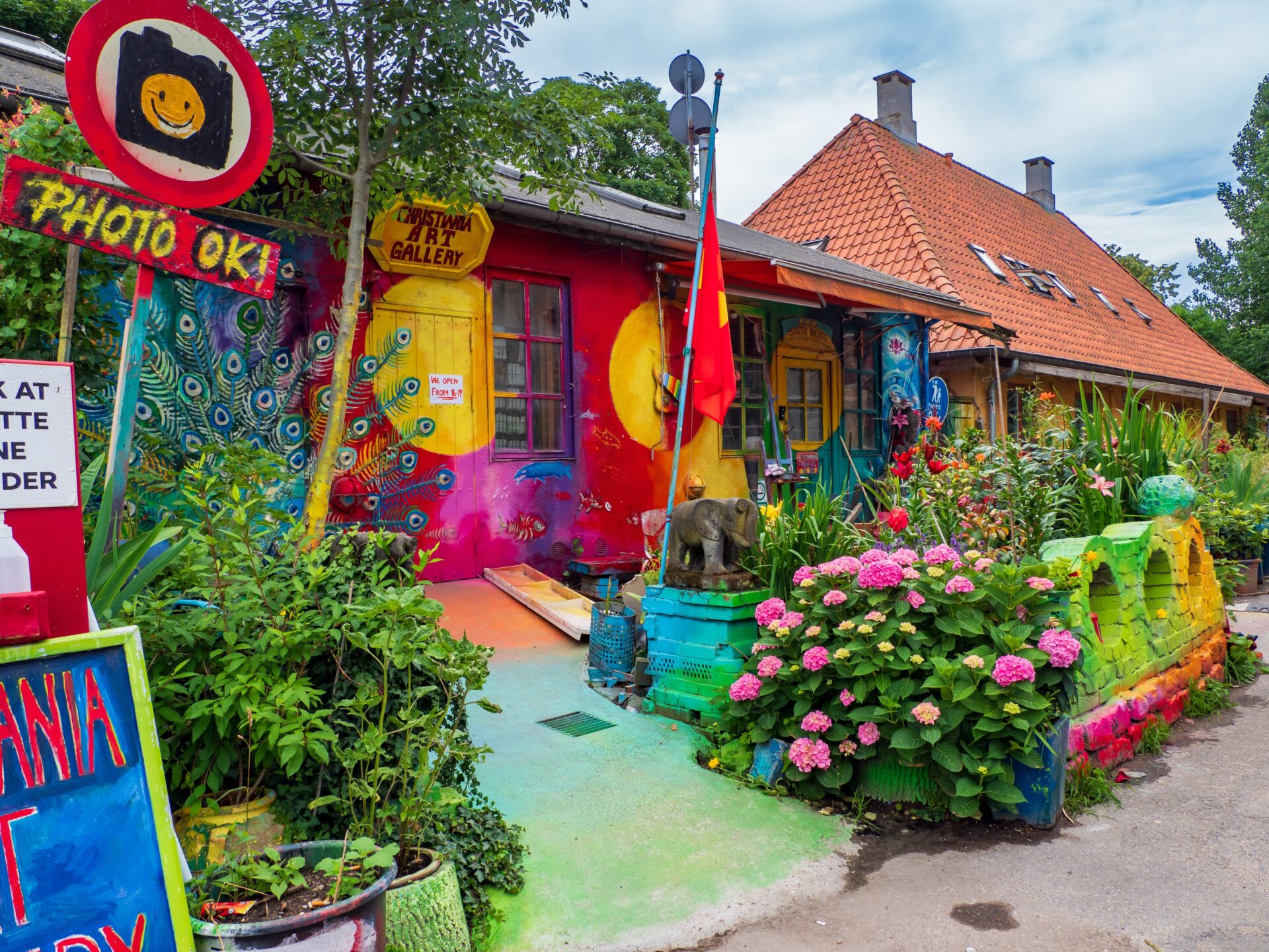 Barevné domy a graffiti ve Svobodném městě Christiania v Kodani