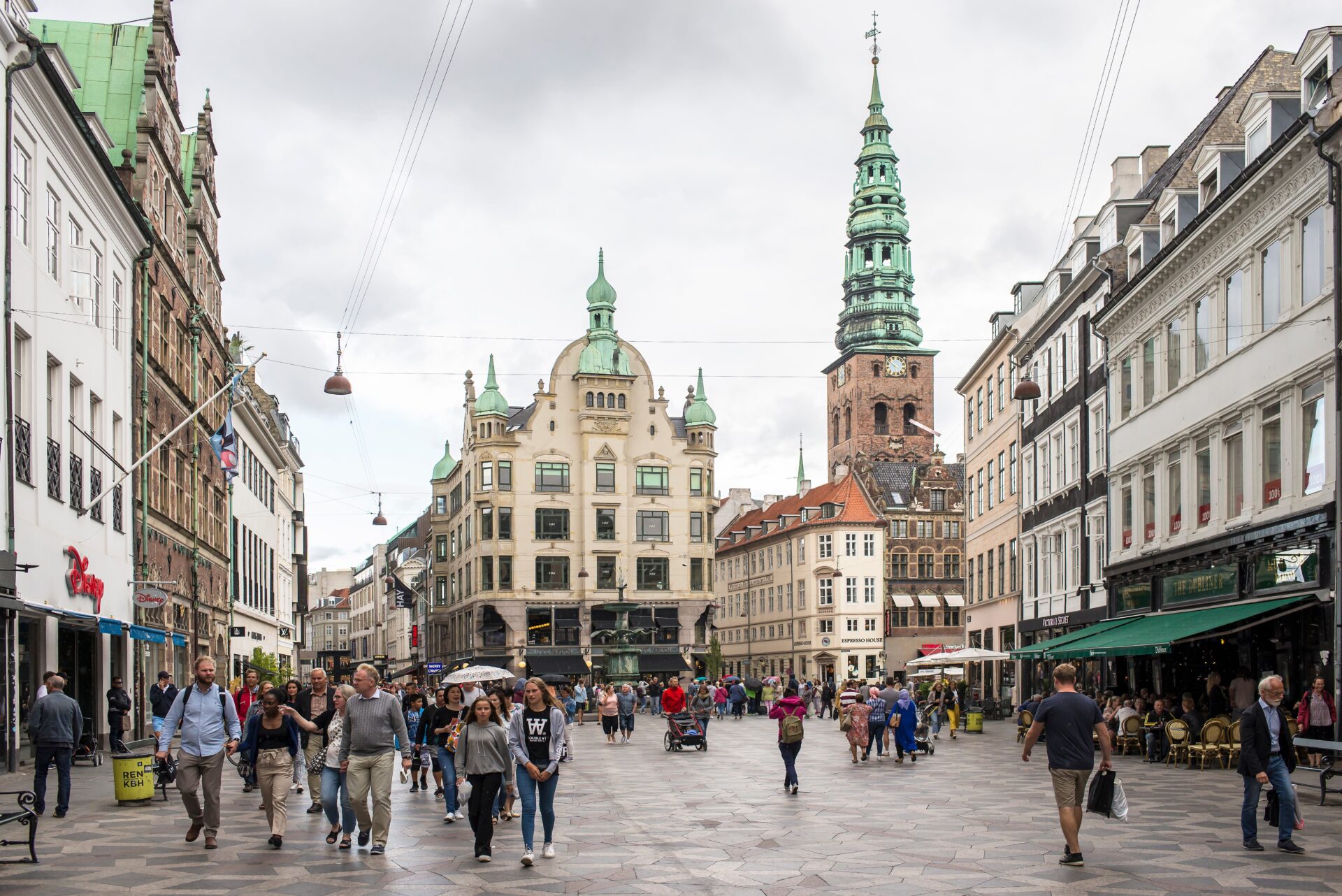 Rušná pěší zóna Strøget v centru Kodaně
