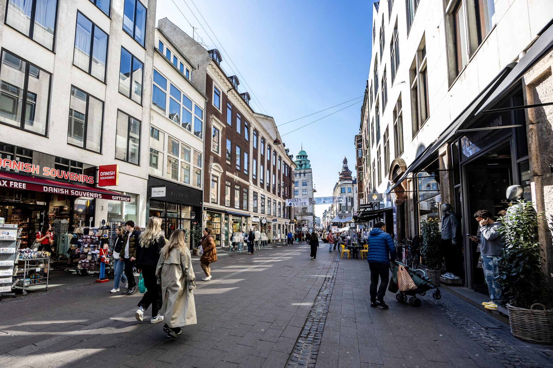 Lidé procházejí ulicí Strøget v historickém centru Kodaně
