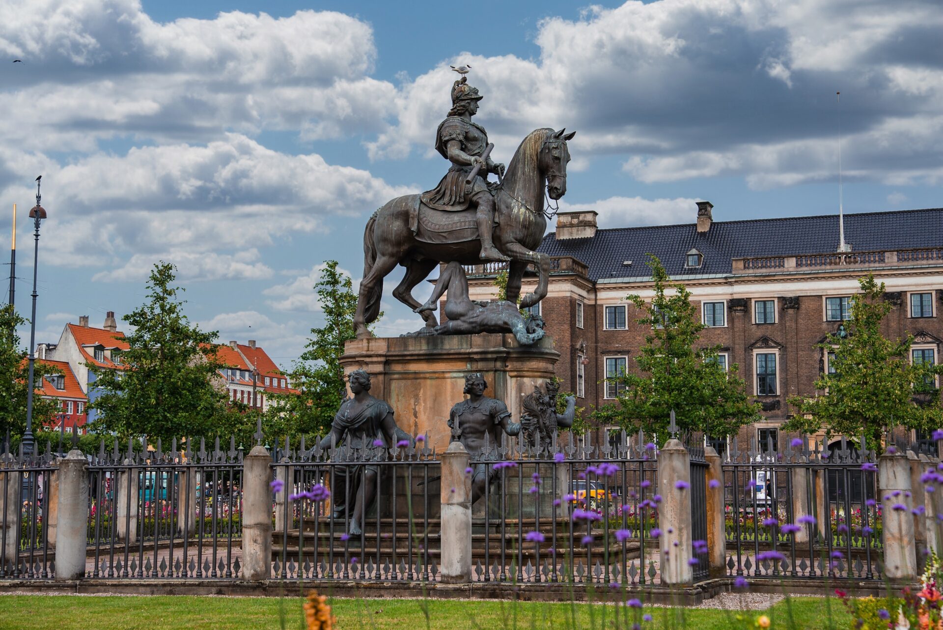 Kongens Nytorv se sochou krále Kristiána V. a historickými budovami