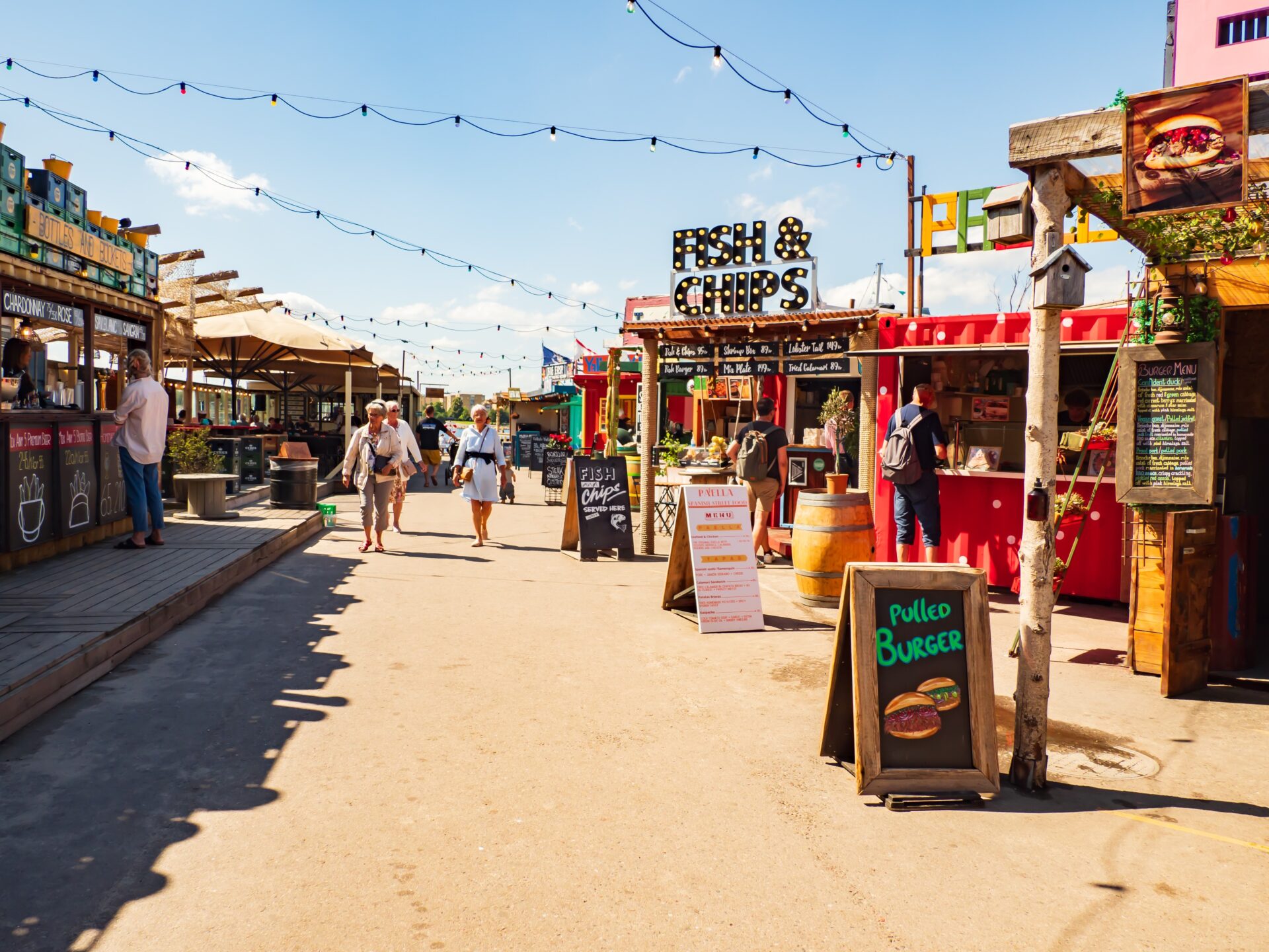 Stánky street food areálu Reffen u vody v Kodani