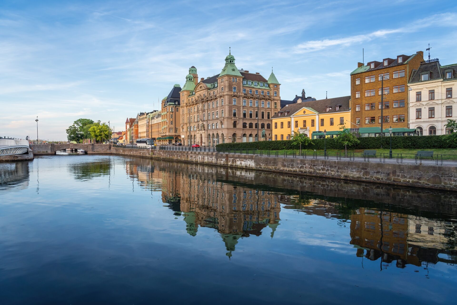 Kanál a historická zástavba v Malmö ve Švédsku