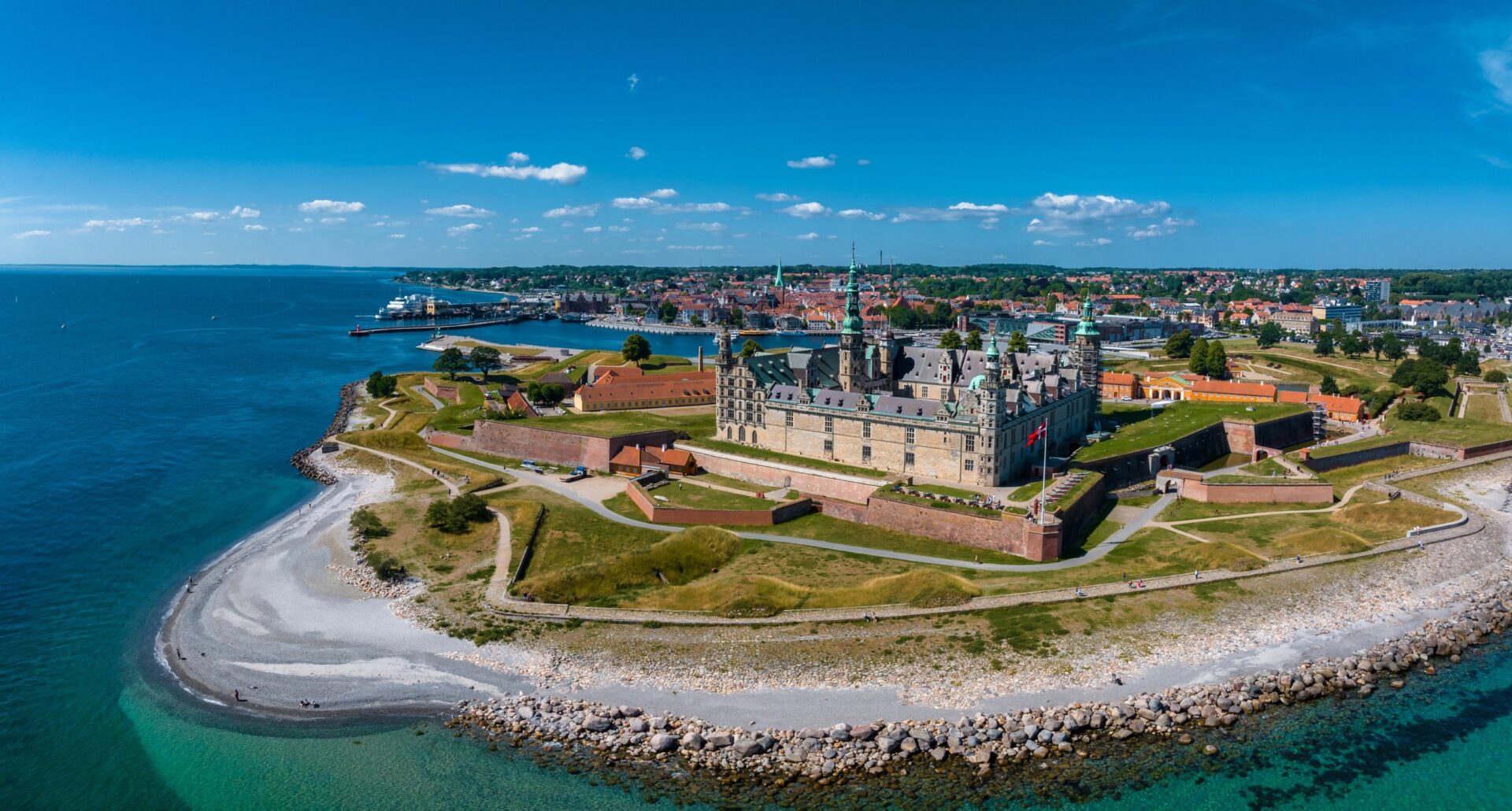 Letecký pohled na zámek Kronborg v Helsingøru