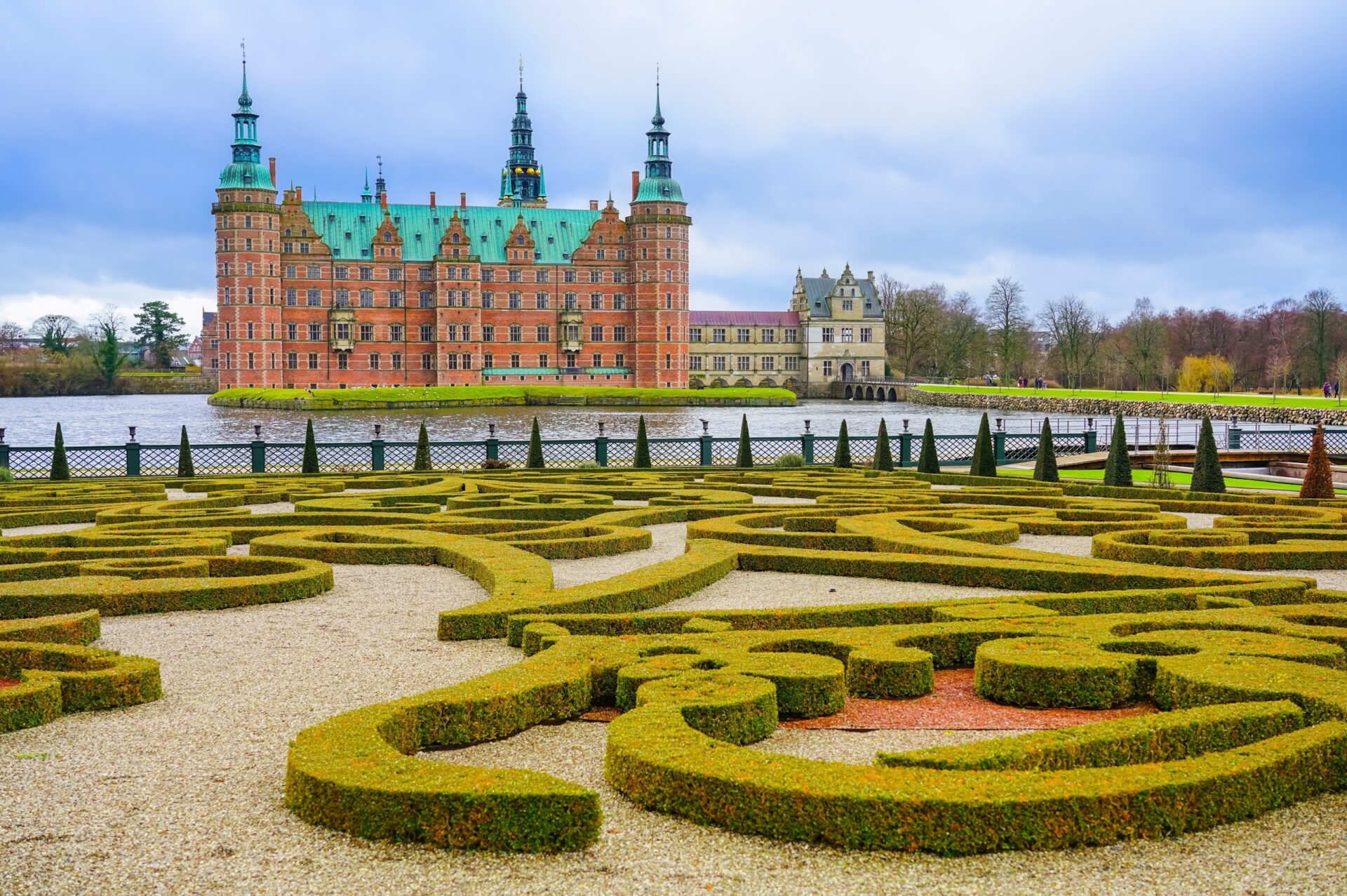 Zámek Frederiksborg v Hillerødu s barokní zahradou