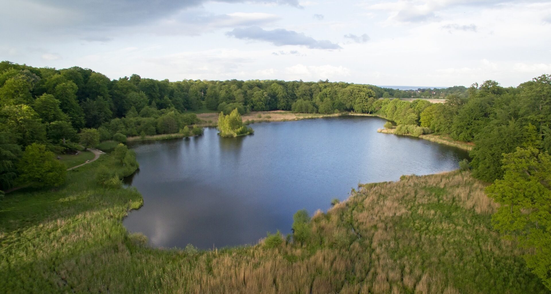 Lesní jezero v přírodním parku u Kodaně