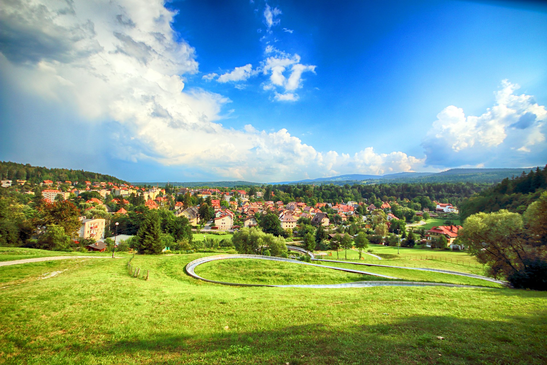 Panorama lázeňského města Polanica-Zdrój z louky nad městem
