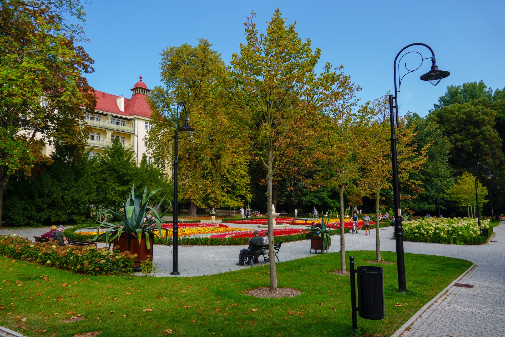 Lázeňský dům a květinové záhony v Parku Zdrojowym v Polanici-Zdroji