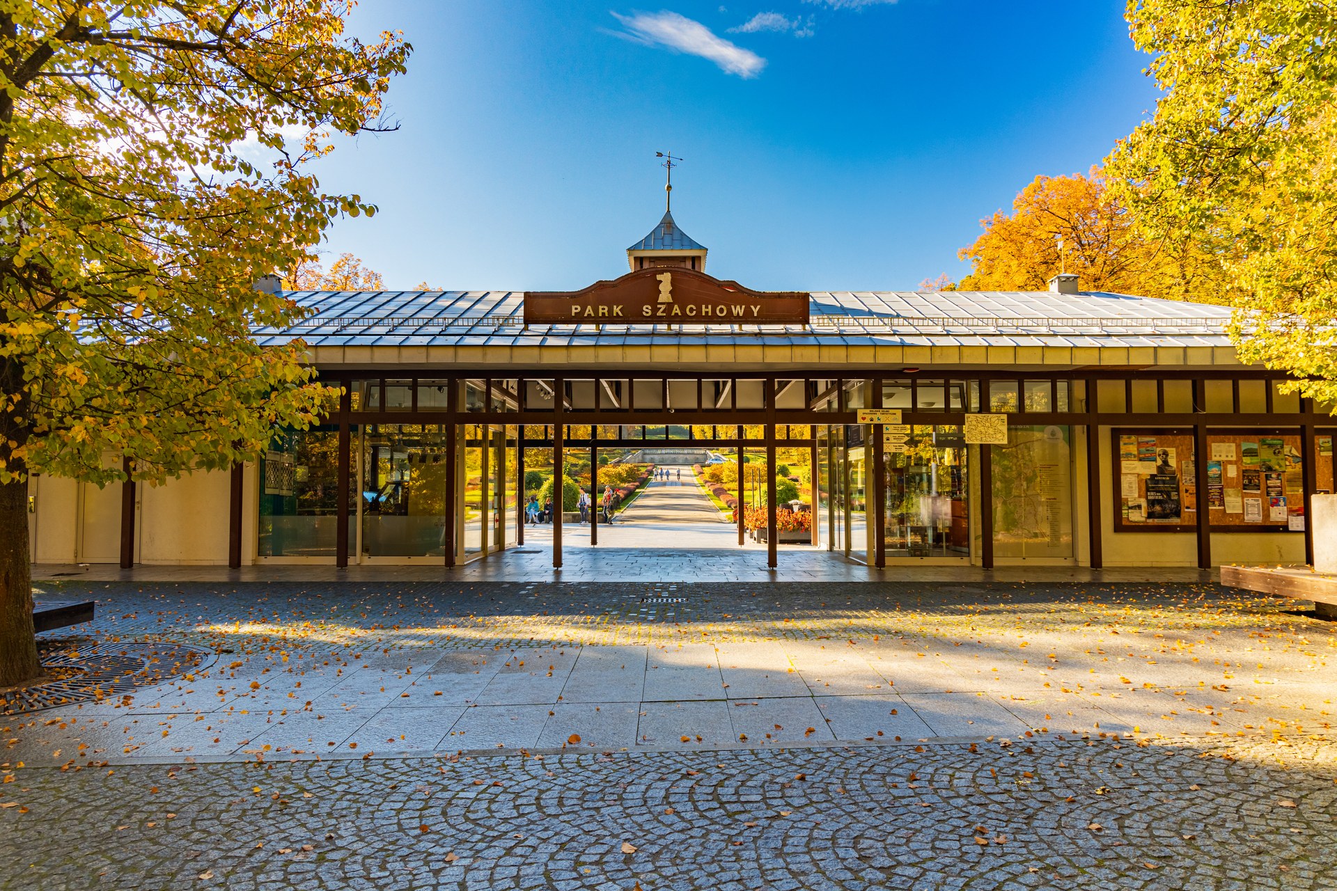 Vstupní pavilon do Šachového parku v Polanici-Zdroji s cedulí Park Szachowy