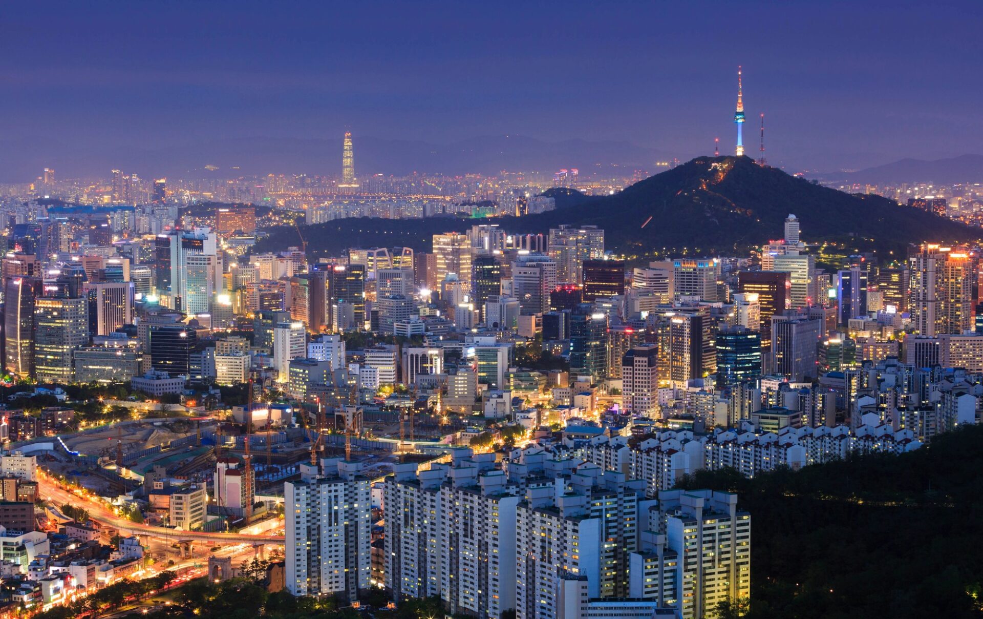 Noční panorama Soulu s mrakodrapy a věží N Seoul Tower na kopci Namsan