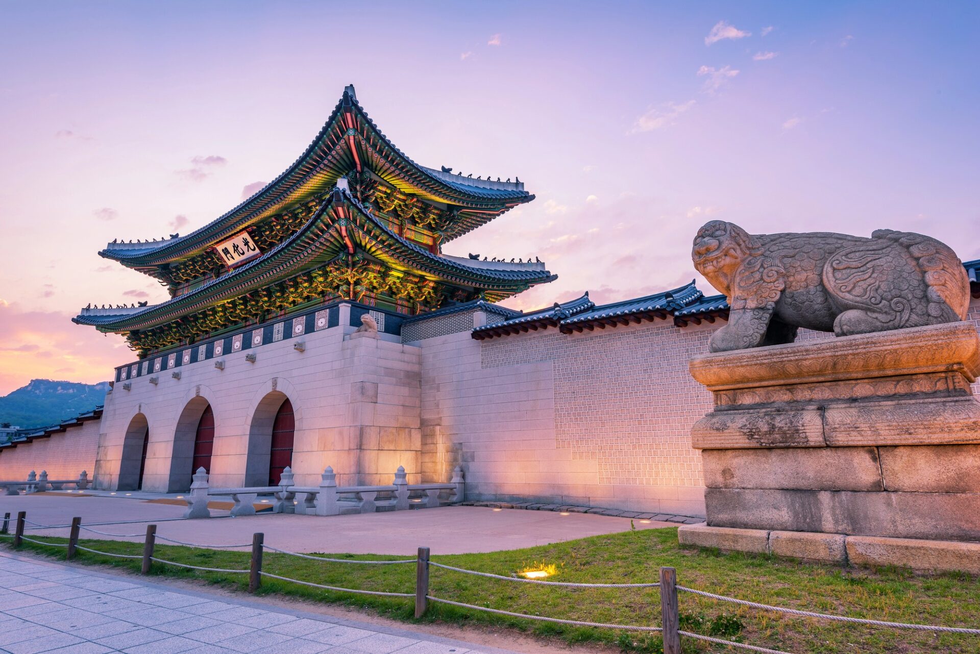 Palác Gyeongbokgung a brána Gwanghwamun v Soulu při večerním světle