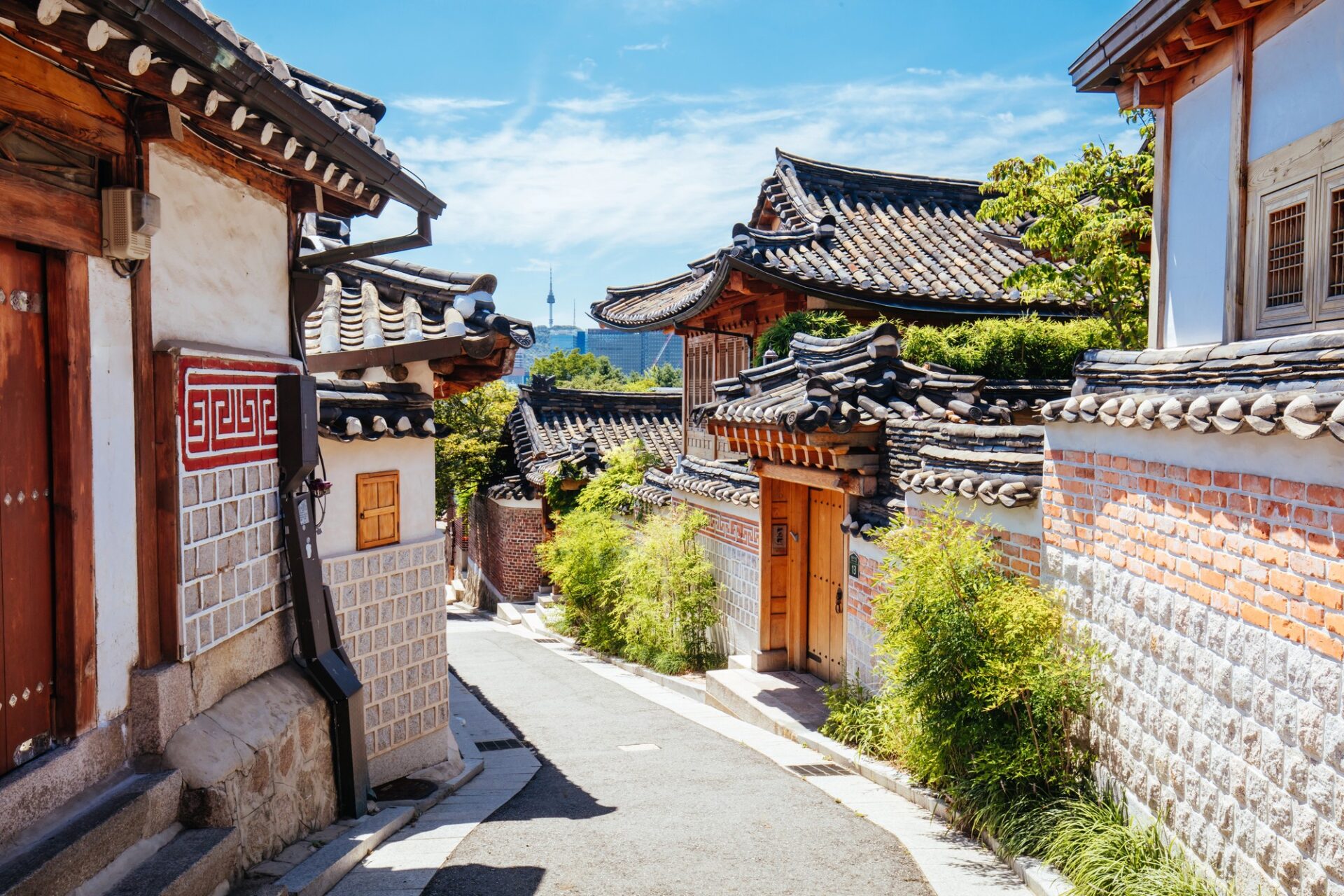 Ulička tradiční vesnice Bukchon Hanok se střechami korejských domů v Soulu