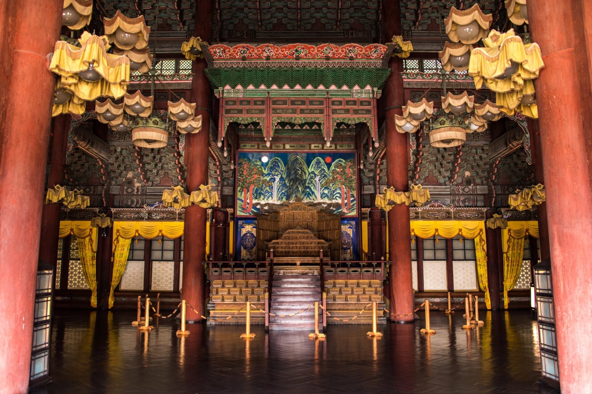 Trůnní sál paláce Changdeokgung v Soulu s tradiční korejskou výzdobou