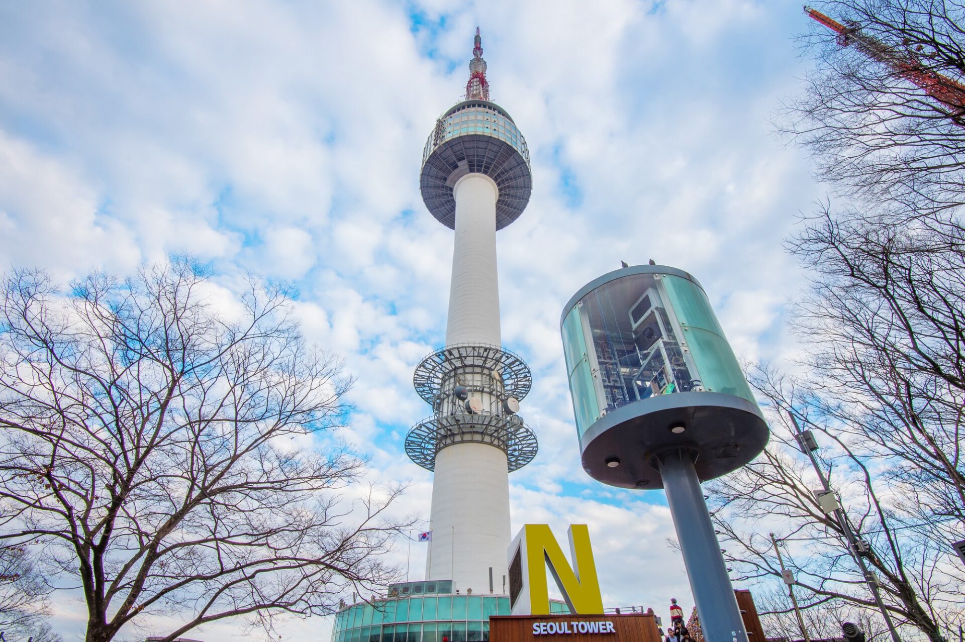 Věž N Seoul Tower na hoře Namsan v Soulu za jasného dne