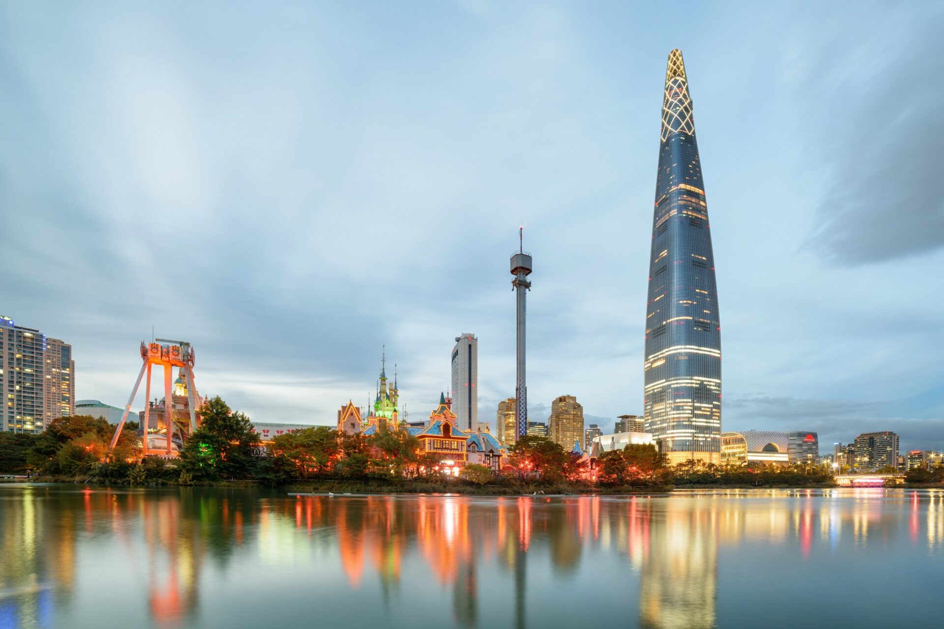 Lotte World Tower a jezero Seokchon ve čtvrti Jamsil v Soulu