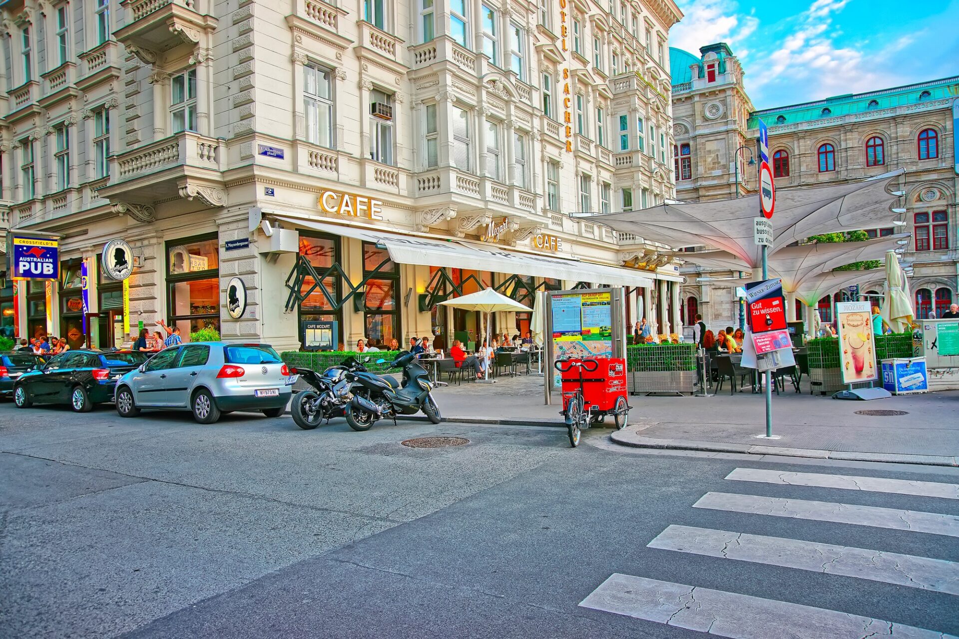 Vídeňská ulice Ulice ve Vídni s kavárnami, tramvají a historickými fasádami