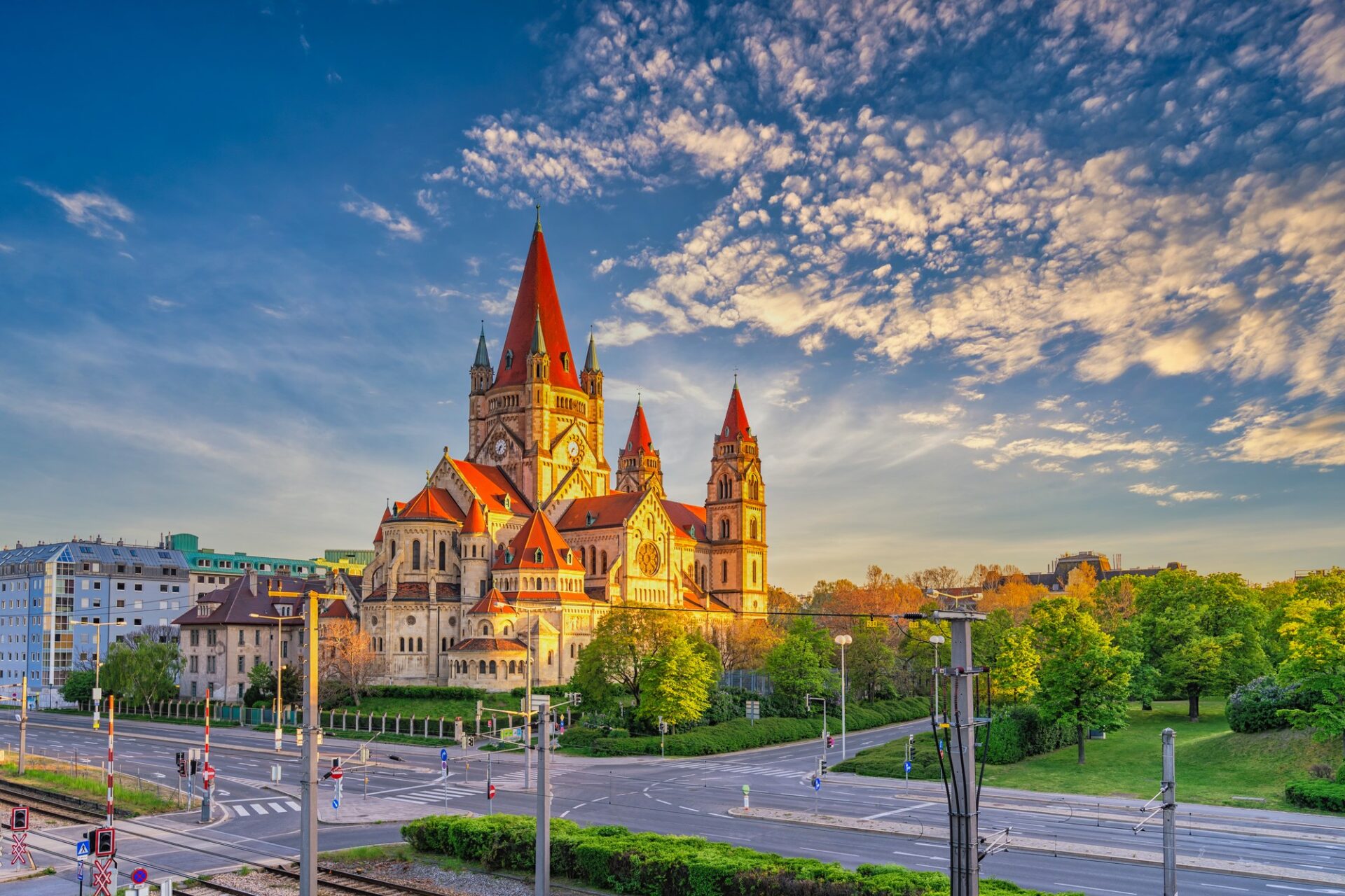 Kostel svatého Františka z Assisi Kostel svatého Františka z Assisi ve Vídni při západu slunce
