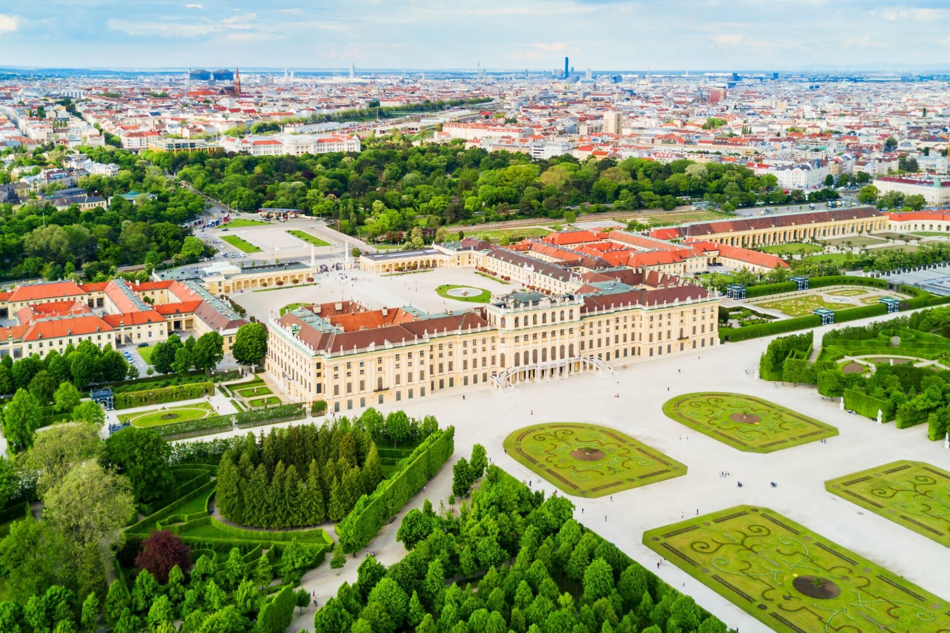 Schönbrunn z výšky Letecký pohled na zámek Schönbrunn a zahrady ve Vídni