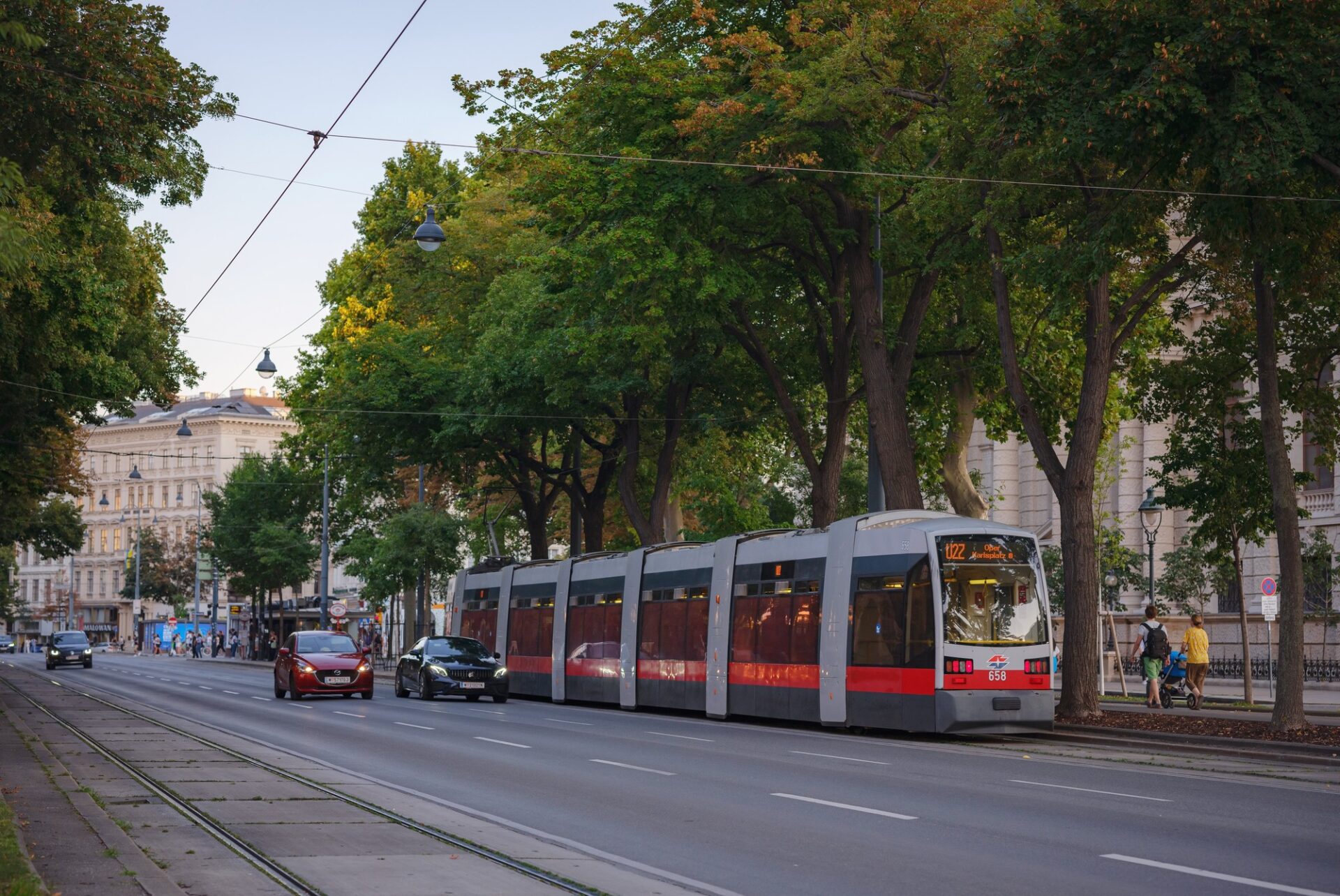 Tramvaj ve Vídni Vídeňská tramvaj projíždí ulicí se stromy