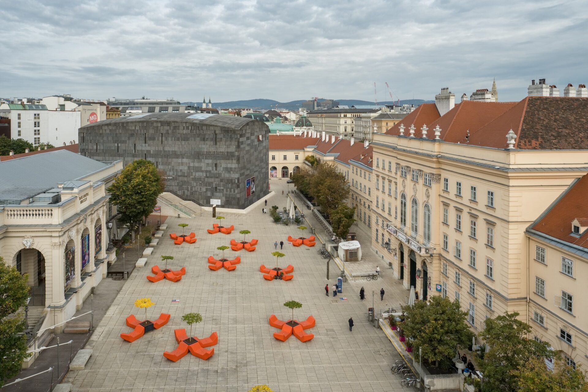MuseumsQuartier Nádvoří MuseumsQuartier ve Vídni s oranžovým městským mobiliářem