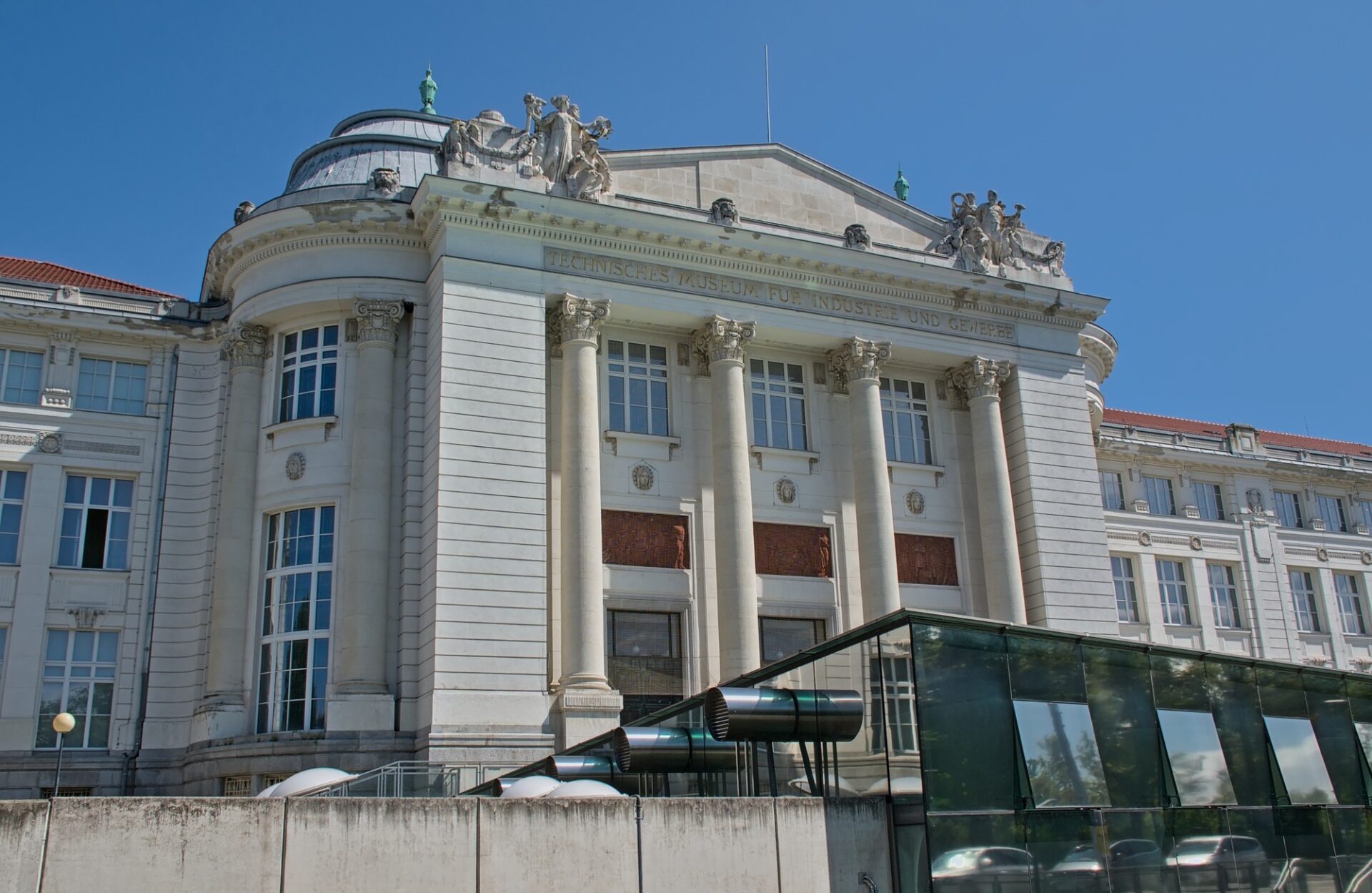 Albertina Budova Albertiny ve Vídni s jezdeckou sochou před vstupem