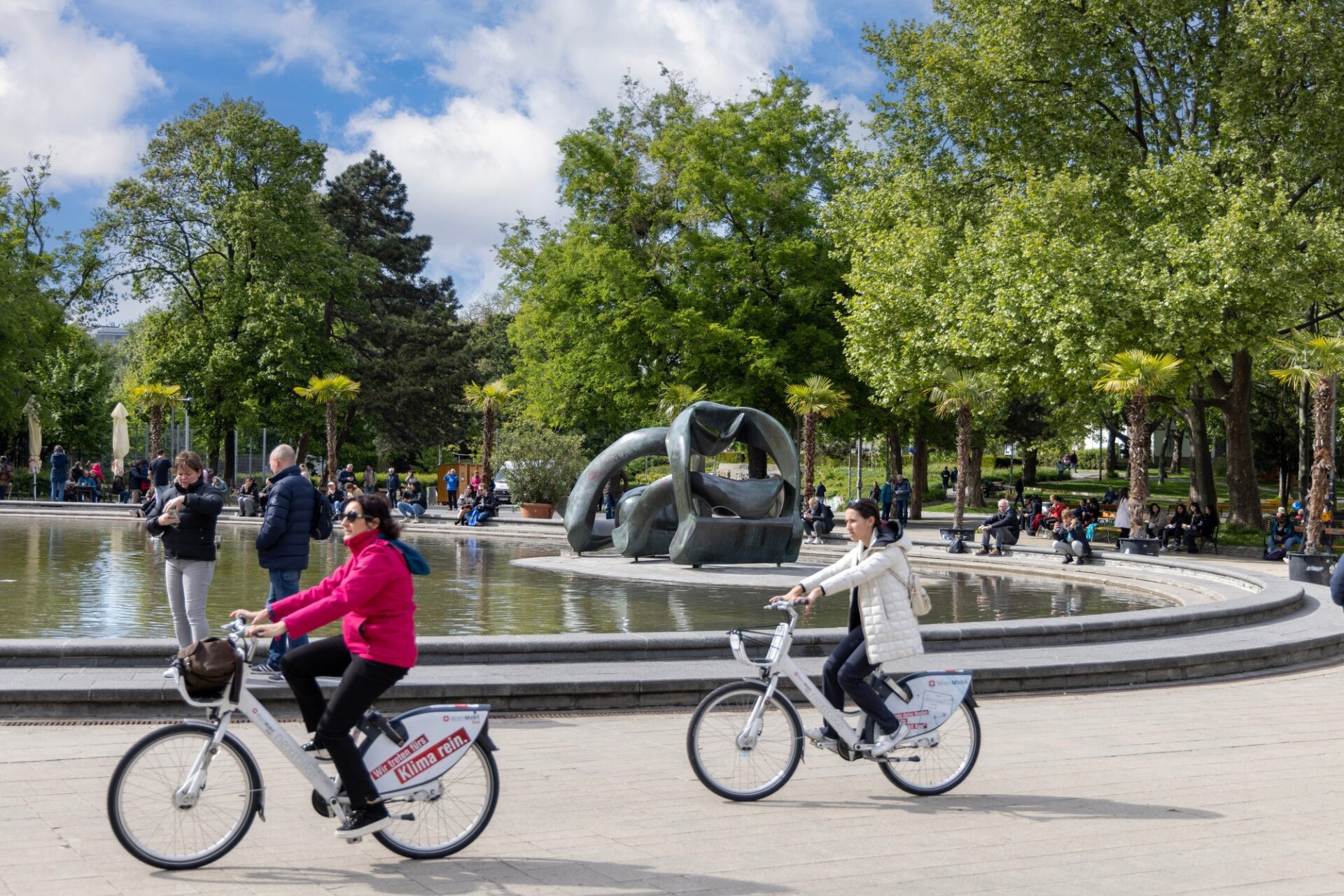 Cyklisté ve Vídni Cyklisté v parku ve Vídni za slunečného dne