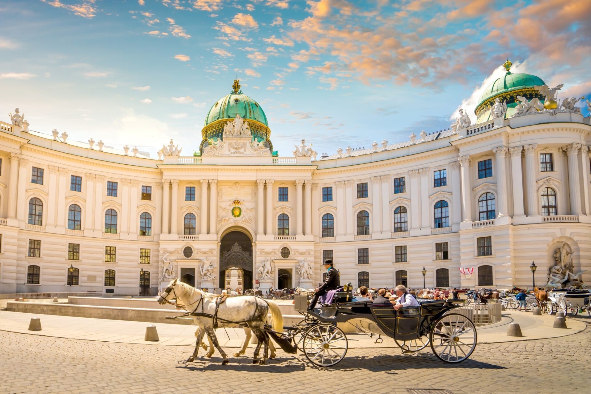 Hofburg Hofburg ve Vídni s kočárem před historickou fasádou