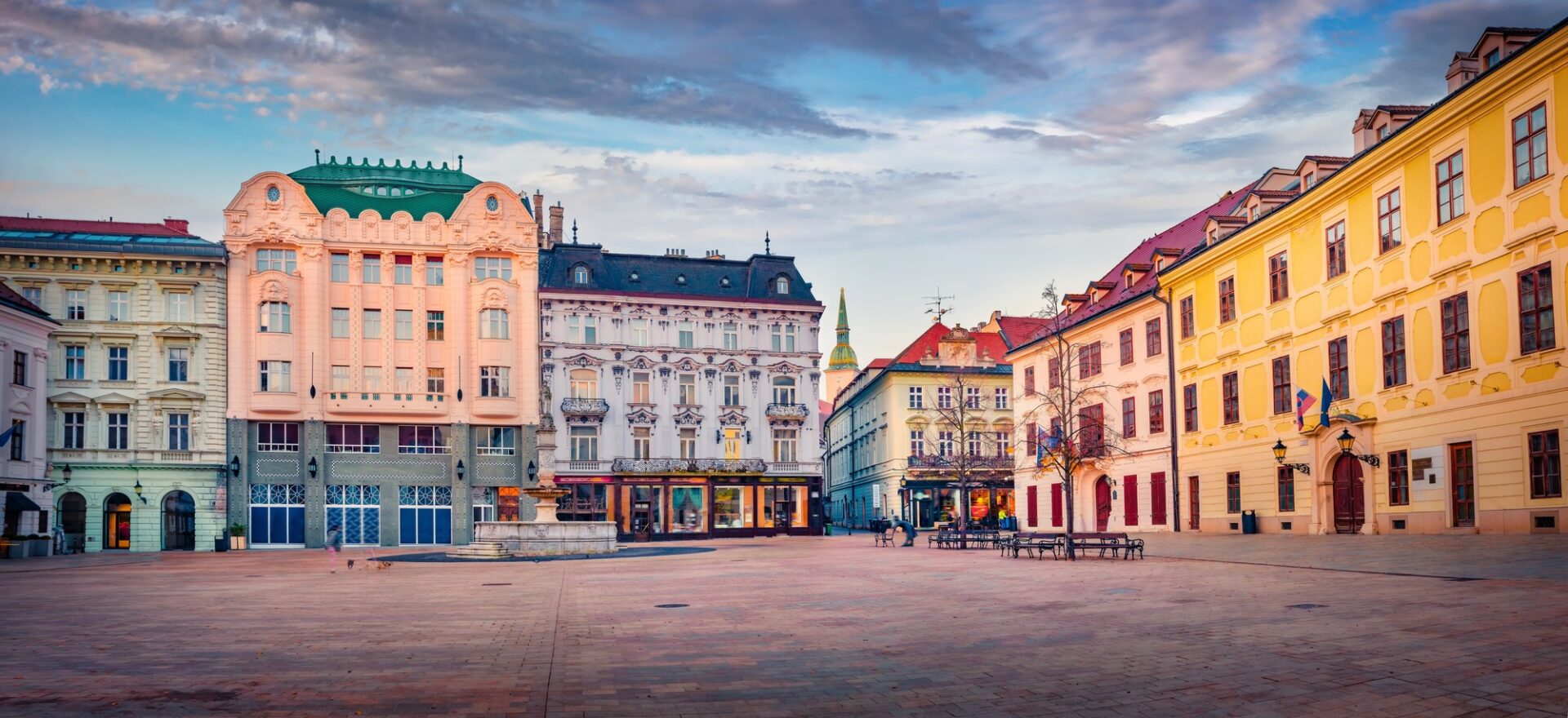 Historická Vídeň Historické náměstí v Bratislavě s barevnými fasádami za soumraku
