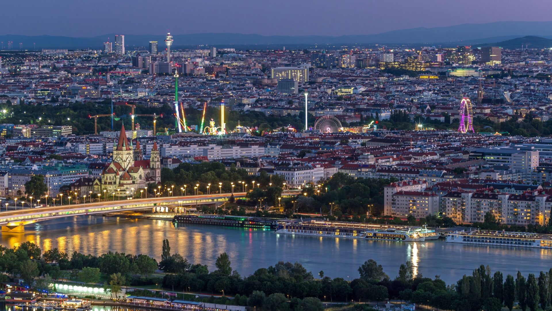 Večerní panorama Vídně Večerní panorama Vídně s katedrálou svatého Štěpána