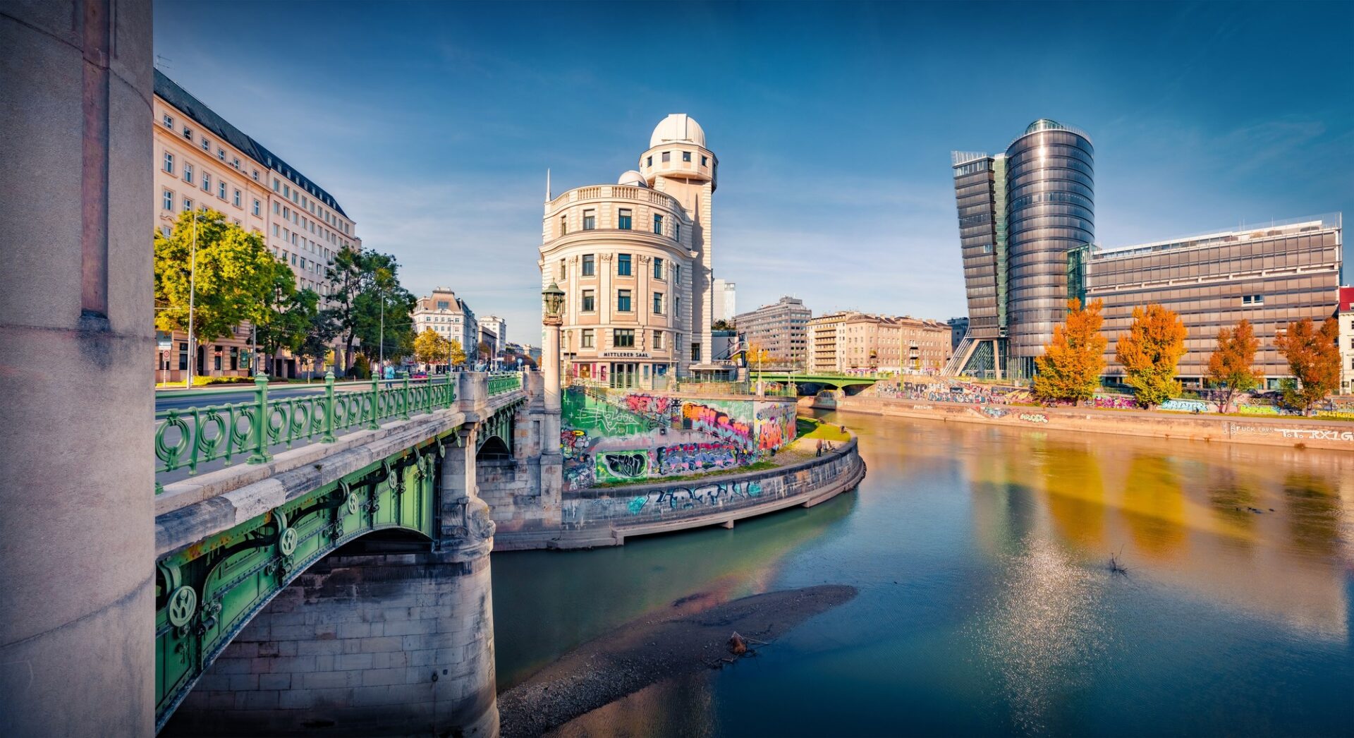 Donaukanal Donaukanal ve Vídni s moderní architekturou na břehu