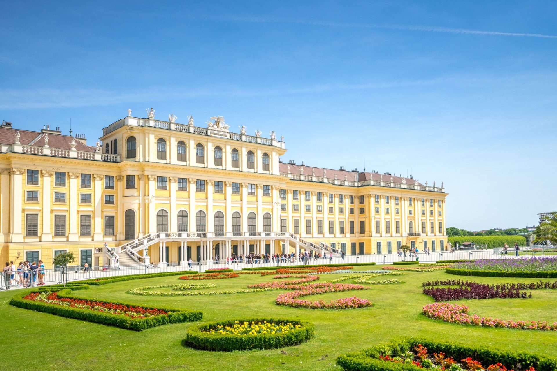Schönbrunn Zámek Schönbrunn s upravenými zahradami ve Vídni
