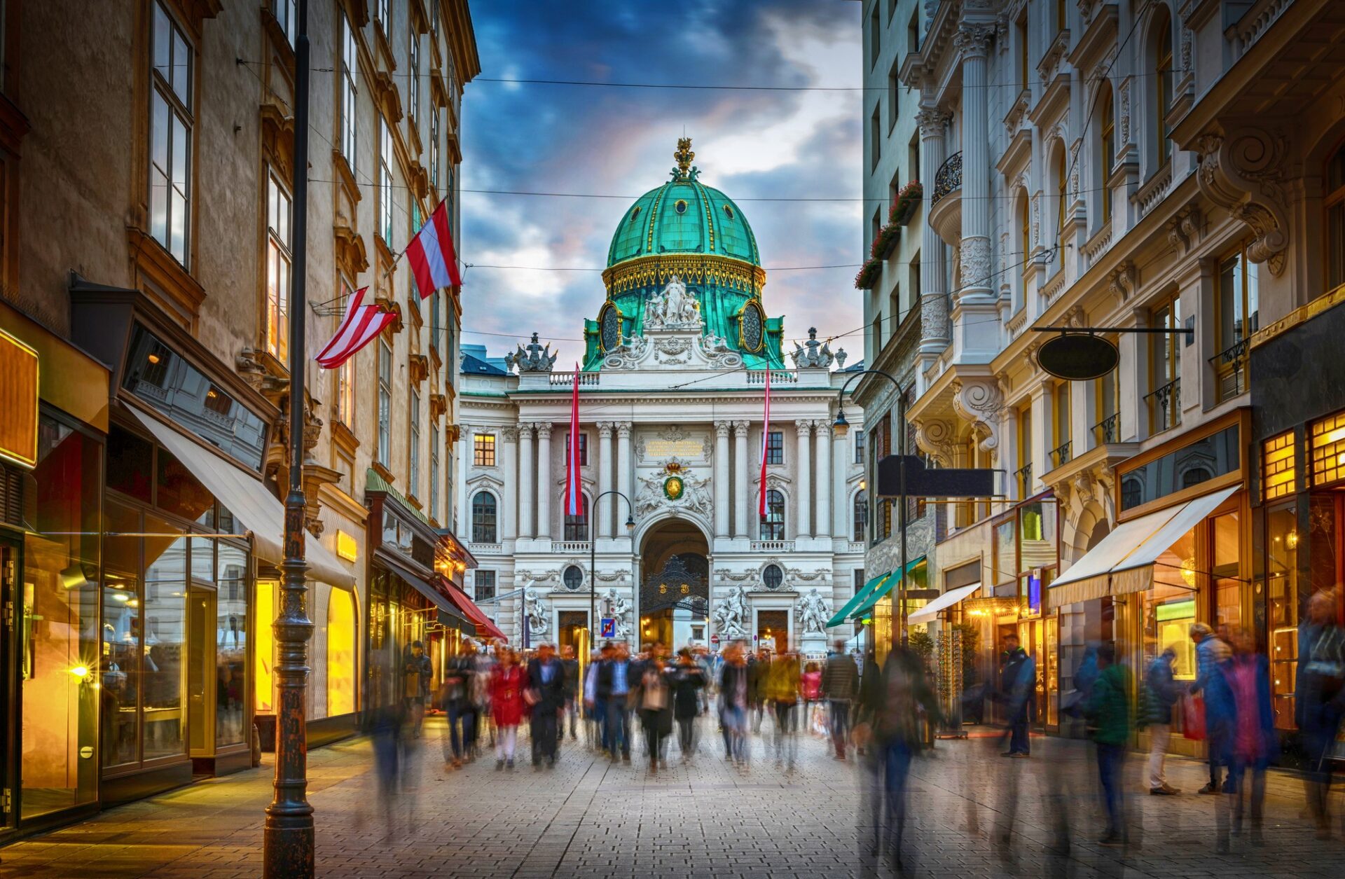 Večerní Vídeň Večerní ulice ve Vídni s průhledem na Hofburg