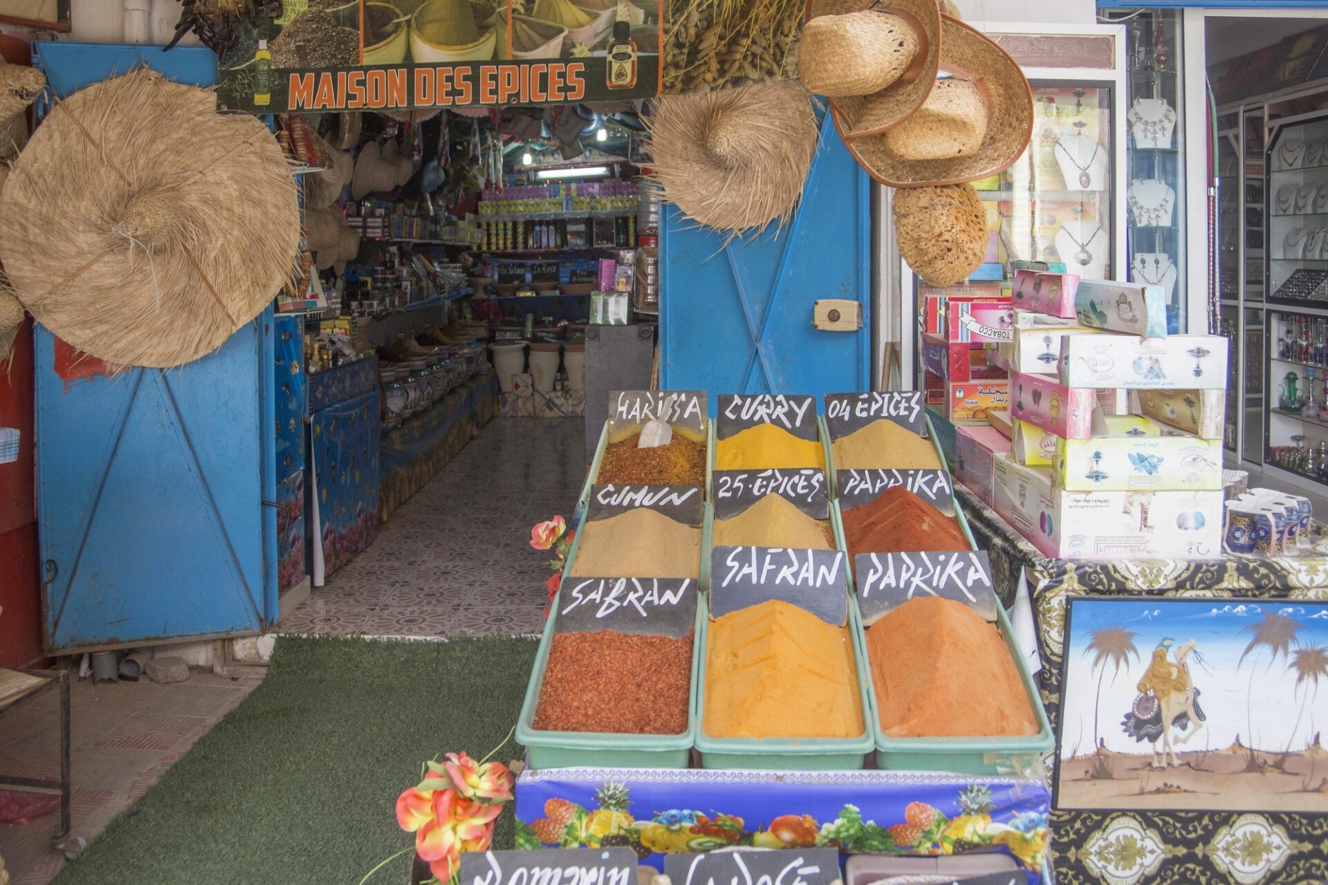 Souk na Djerbě Obchod se suvenýry a kořením v tuniském souku