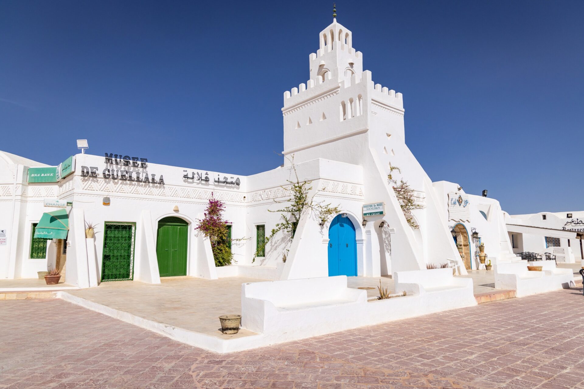 Bílá mešita na Djerbě Bílá mešita s modrými dveřmi a zelenými vraty na ostrově Djerba