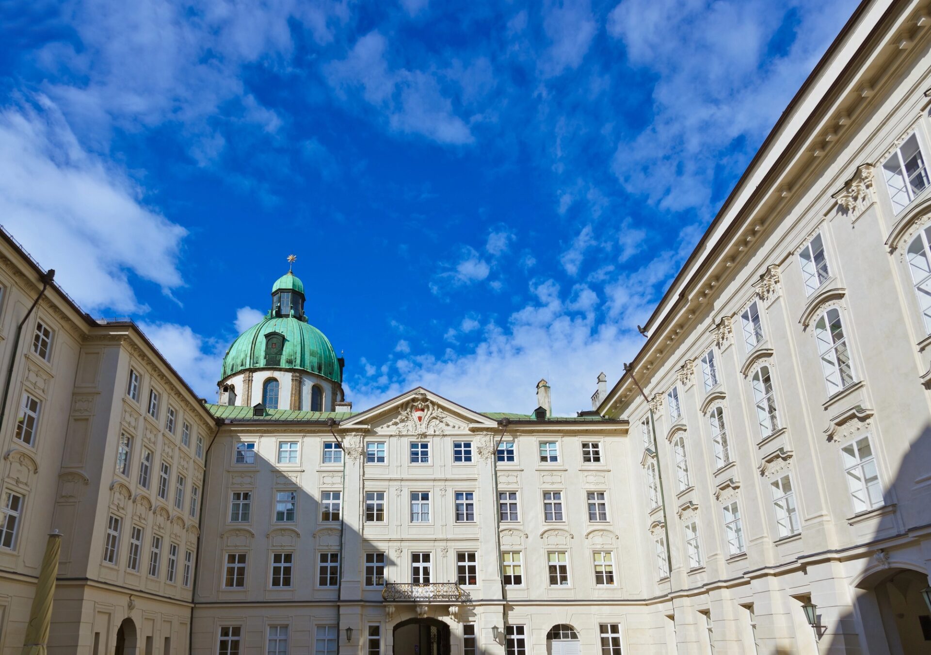 Hofburg v Innsbrucku Nádvoří císařského paláce Hofburg v Innsbrucku