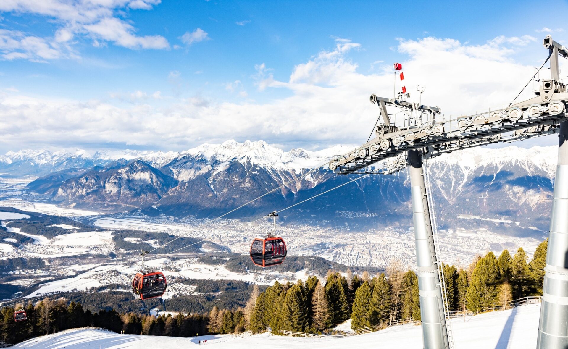 Lyžování u Innsbrucku Lanovka a zasněžené hory nad Innsbruckem