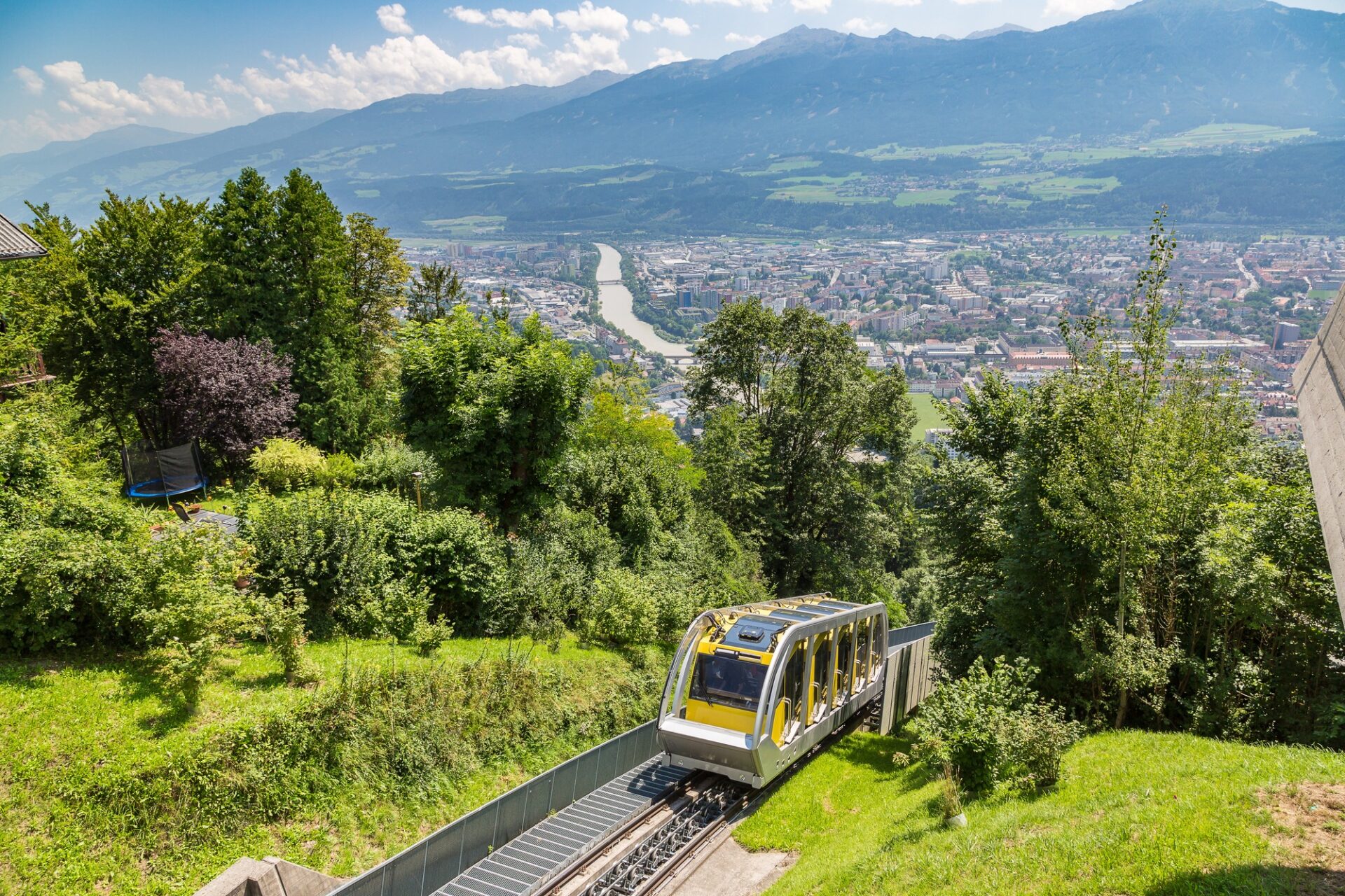 Hungerburgbahn Hungerburgbahn nad Innsbruckem s výhledem na údolí Innu