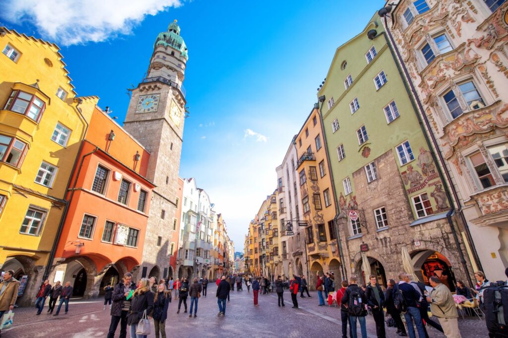 Městská věž a barevné fasády v historickém centru Innsbrucku