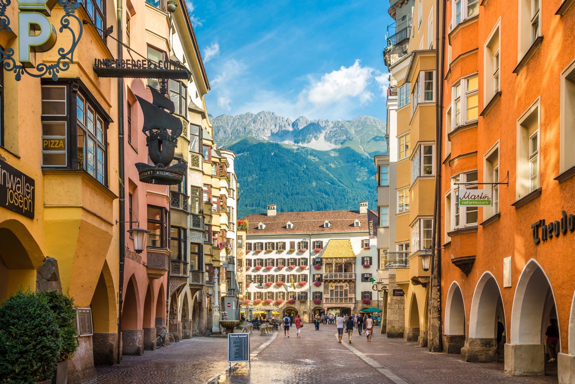 Zlatá stříška a Nordkette Ulička v historickém centru Innsbrucku se Zlatou stříškou a Nordkette