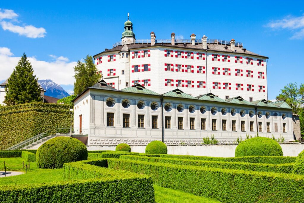 Zámek Ambras v Innsbrucku se zahradou