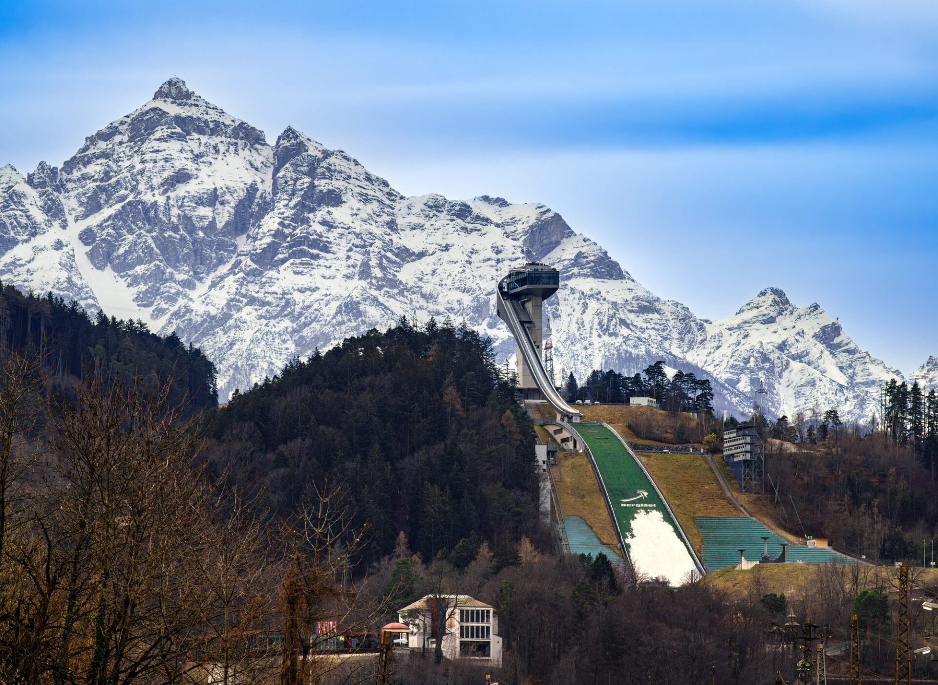 Bergisel a hora Serles Skokanský můstek Bergisel se zasněženou horou Serles