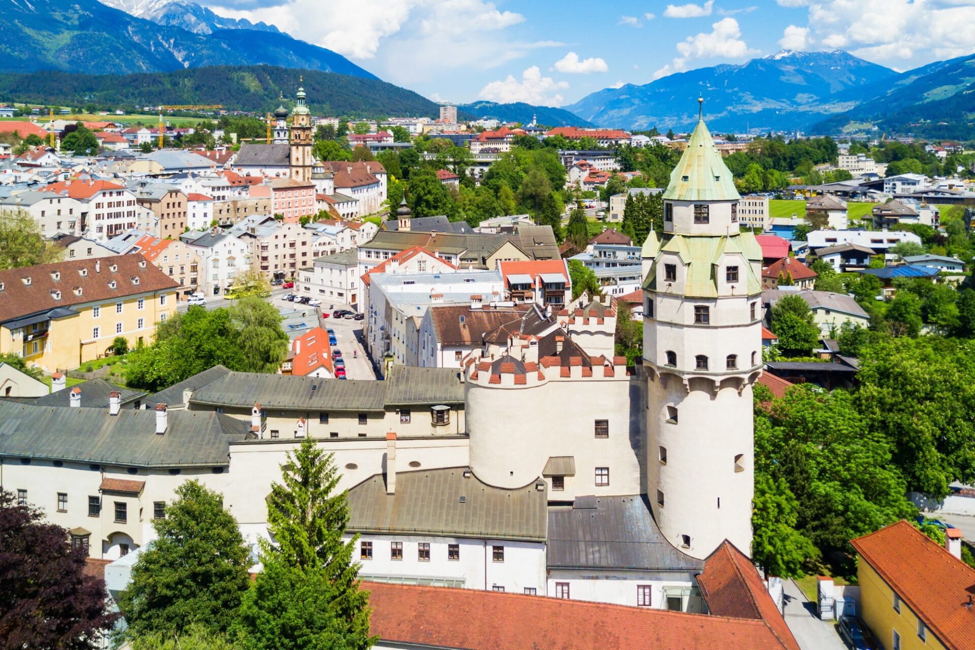 Hall in Tirol a hrad Hasegg Hrad Hasegg a staré město Hall in Tirol z výšky