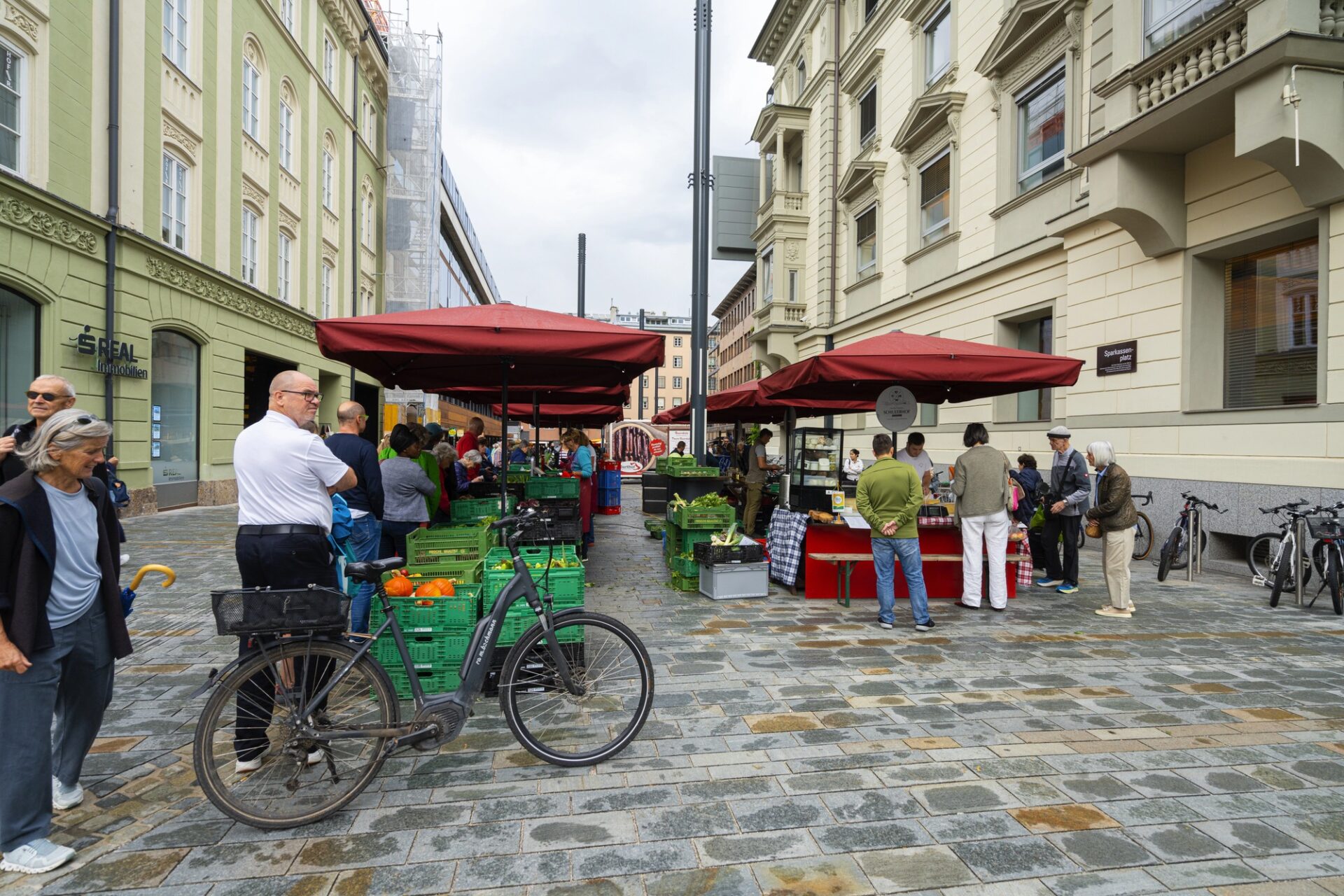 Trh v Innsbrucku Stánky s ovocem a zeleninou na trhu v Innsbrucku