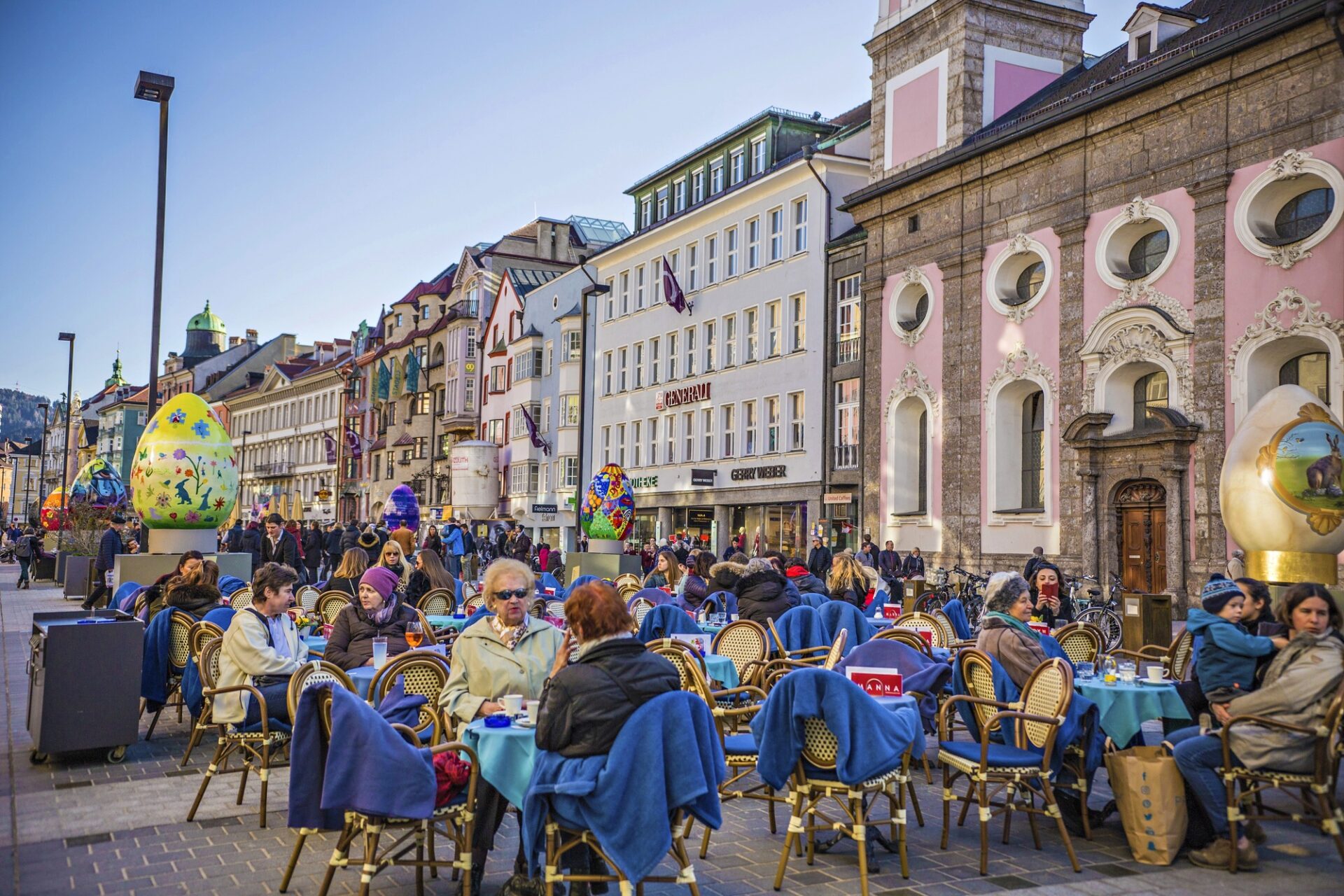 Letní večer v Innsbrucku Letní večer na náměstí v Innsbrucku