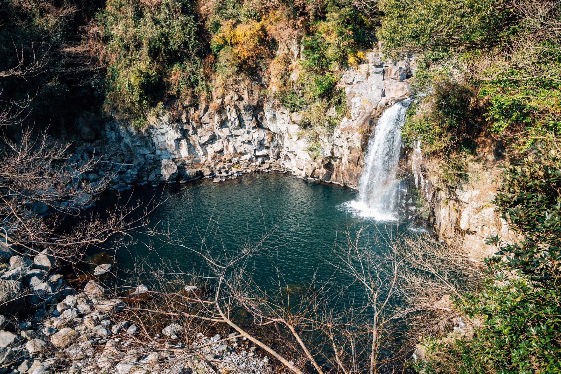 Vodopád Cheonjeyeon v zeleni ostrova Jeju