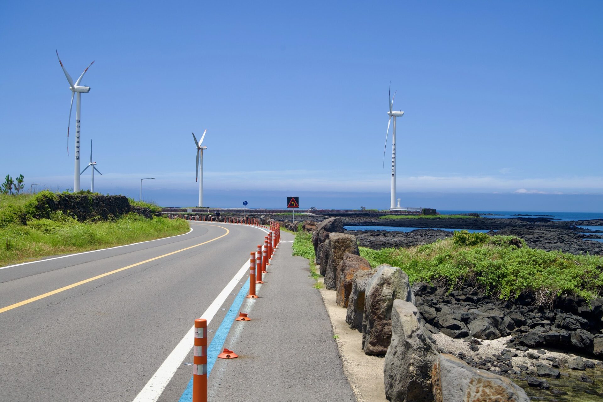 Pobřežní silnice Sinchang Windmill Coastal Road na ostrově Jeju