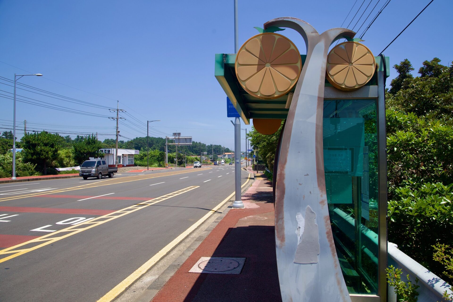 Autobusová zastávka s motivem mandarinek u silnice Iljudong na Jeju