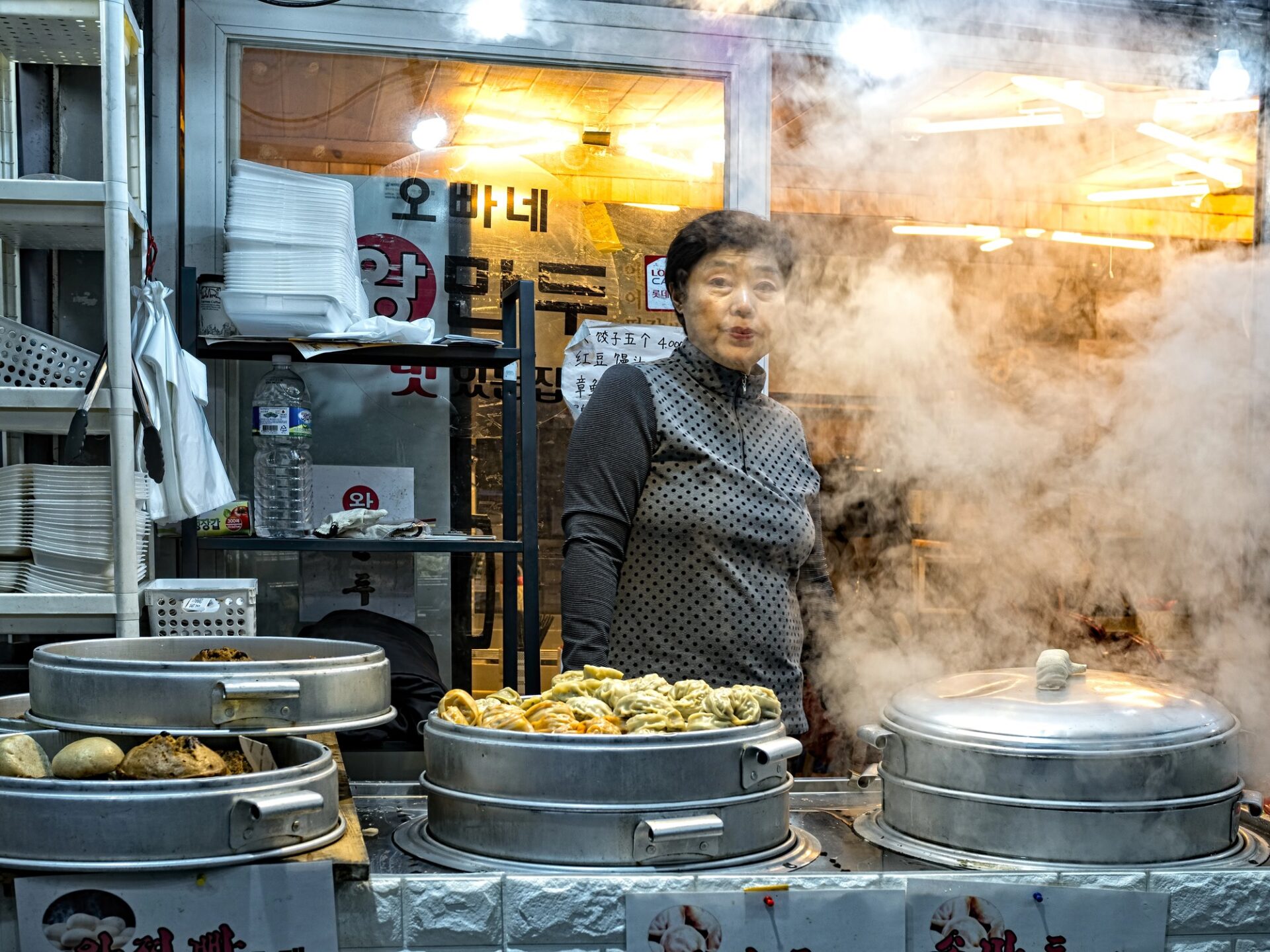 Stánek s mandu na trhu Dongmun v Jeju City
