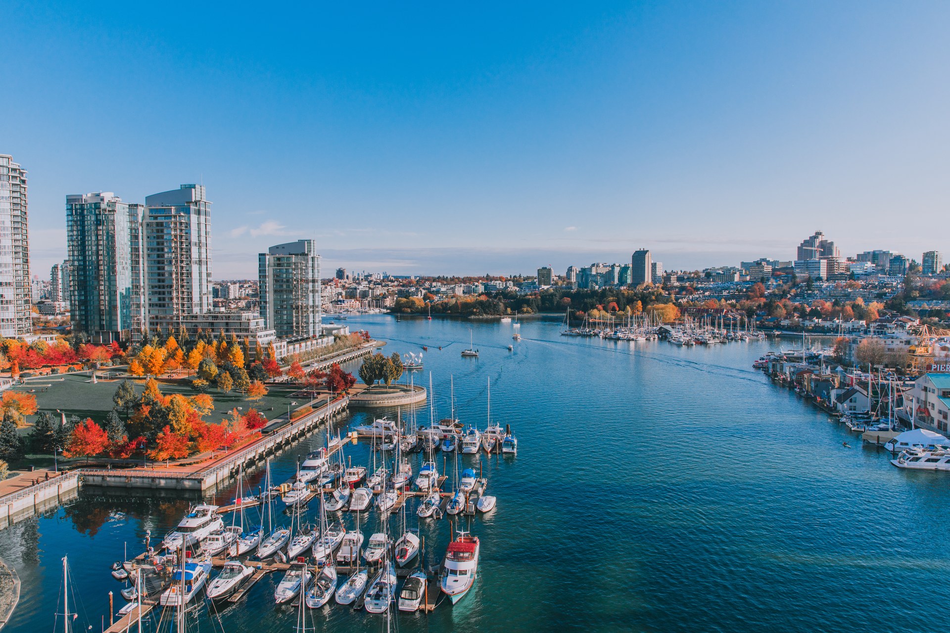 Podzimní nábřeží Vancouveru s přístavem a mrakodrapy