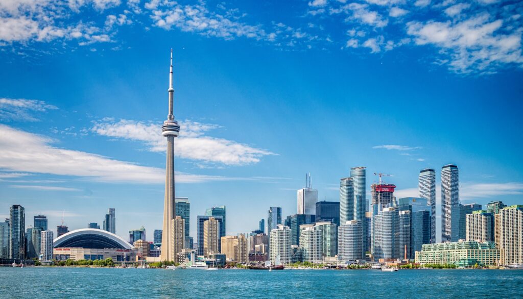 Panorama Toronta s věží CN Tower při pohledu z jezera Ontario